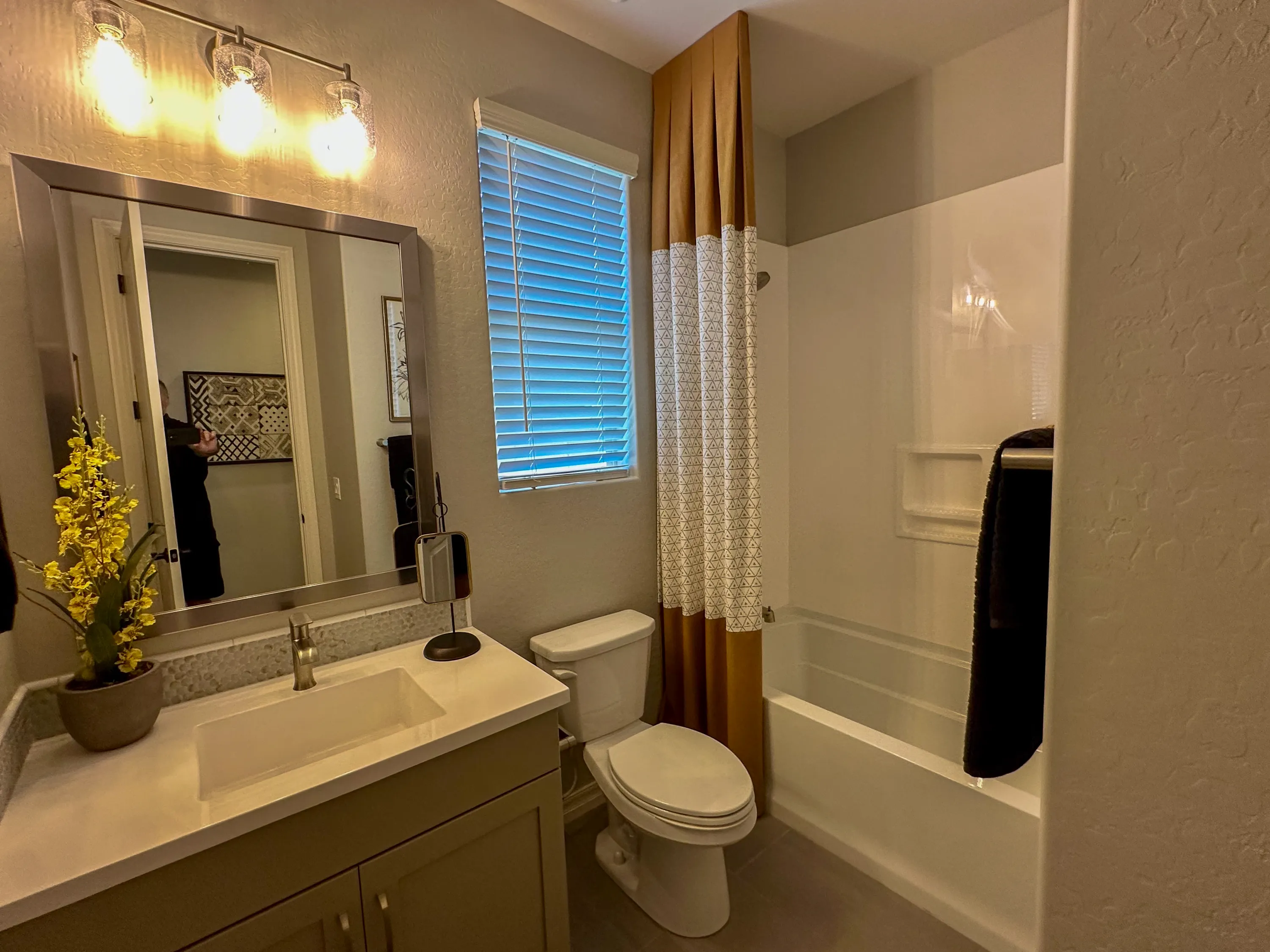 Raymond — interior